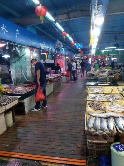 小鮑島農(nóng)貿(mào)市場環(huán)境換新顏 海鮮水產(chǎn)品區(qū)域增設木棧道